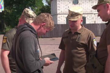 Вручення повістки. Фото: скрін youtube