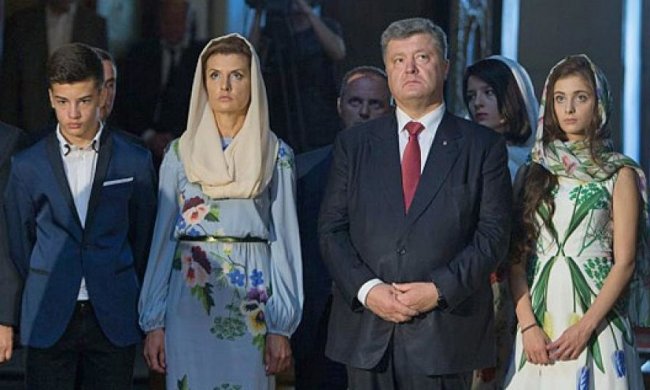 Дружина і дочка Порошенко похизувався в сукнях з кропом (фото)