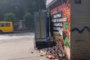Украинцы жалуются на кучи мусора возле киоска с шаурмой: даже крысы брезгуют