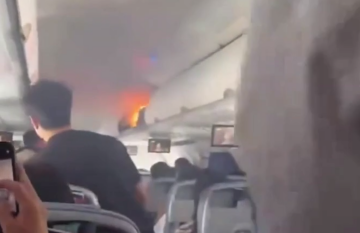 Пожежа в салоні літака, кадр з відео