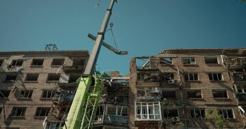 Відновлення багатоквартирного будинку в Києві після обстрілів