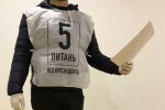 В манишках, масочках и с урнами: как узнать интервьюеров "5 вопросов Зеленского" в день выборов