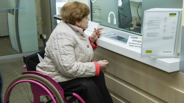 Жінка з інвалідністю на касі
