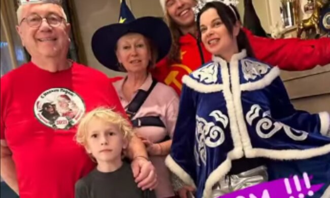 Наташа Корольова і Тарзан з радянською символікою.Фото: скріншот