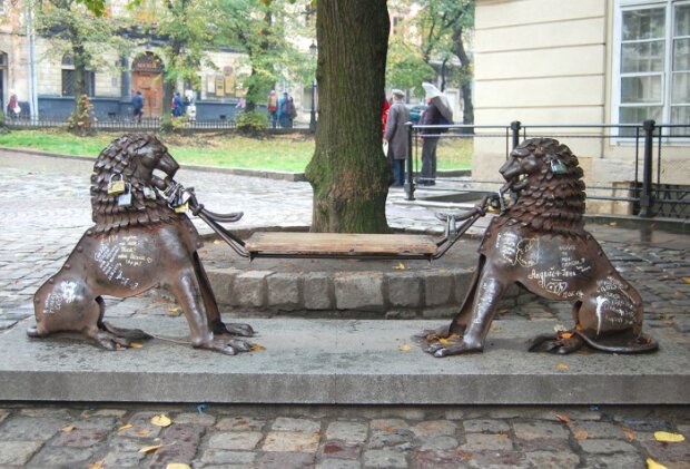 Лавочка влюбленных, памятник улыбке и колокол на Ратуше: 7 мест во Львове, где осуществляются желания