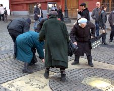 У Харкові дві відчайдушні бабусі влаштували пекельний мордобій у тролейбусі: відео не для людей зі слабкими нервами