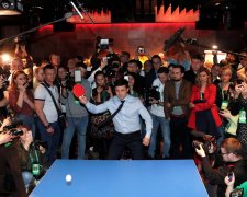Головне за ніч: дебати Зеленського з Порошенком, "бонусна" пенсія та загадкова смерть напередодні виборів