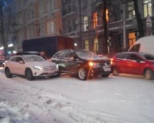 Військовий перевірив на міцність стовп. Його машина програла