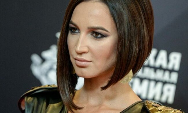 Плоская, как доска, Бузова больше не заводит фанатов: фото