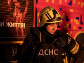 Последствия вражеской атаки на Киев: поврежденная многоэтажка и сгоревшие авто