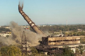 На "Запоріжсталі" взірвали 150-метрову трубу котельні (фото)