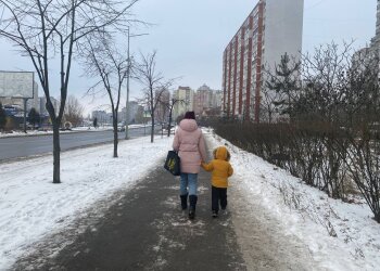 Мама з дитиною, сніг, зима, фото: Знай.ua