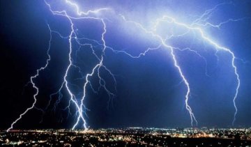 Блискавка спалила чотири будинки на Чернігівщині