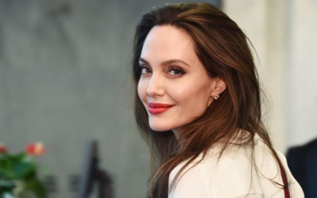 Джоли раскрыла секрет красоты
