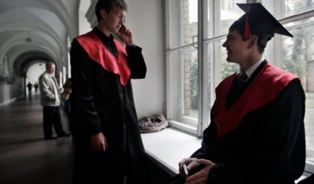 В университете Шевченко снова выдают бумажные дипломы