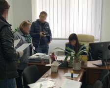 Розкрито велику схему ввезення "євроблях": сотні автобусів, легковиків та фур