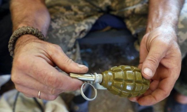 Дніпровець зустрів сусідів з гранатою та пістолетом