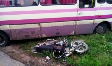Маршрутчик "зніс" 16-річного мотоцикліста на Луганщині