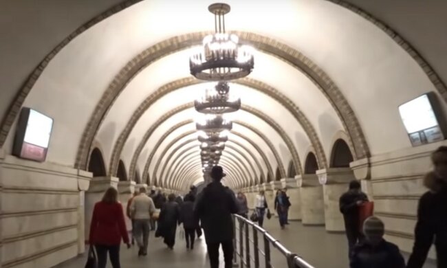 в метро, скриншот из видео