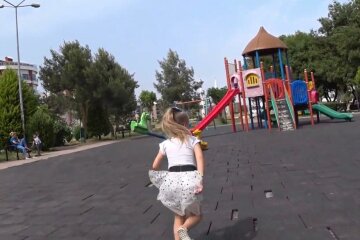 Під Дніпром бабці-фурії відібрали у дітей гойдалки