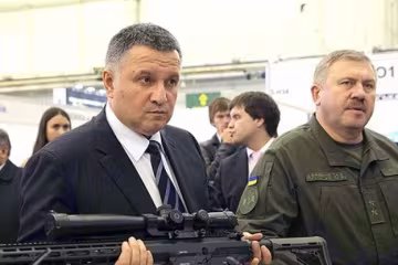 Аваков не вважає за потрібне виправдовуватися за "подаровану" зброю
