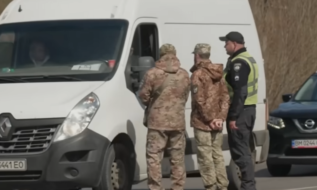 ТЦК та поліція. Фото: скрін youtube