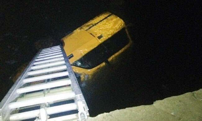 В Хмельницкой области автомобиль упал в реку: есть погибшие
