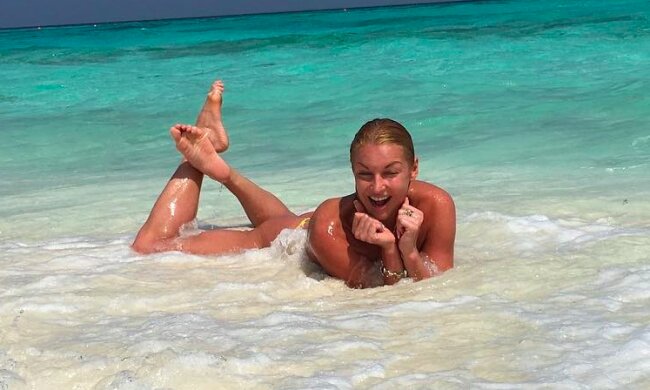 "Похожа на бабку": исхудавшая Волочкова в бикини засветила складки и морщины