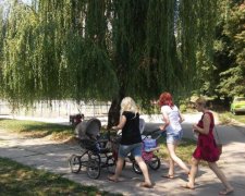 Озеро в детском парке превратилось в борщ: видео