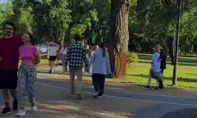 Українці, прогулянка, весна, кадр з відео
