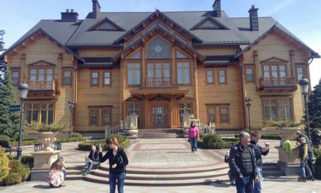 Величезний паркан та Кобзон по-сусідству: як виглядає російське Межигір'я Януковича