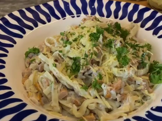 Паста с лисичками, кадр с видео