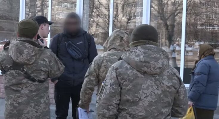 Вручение повесток. Фото: Youtube