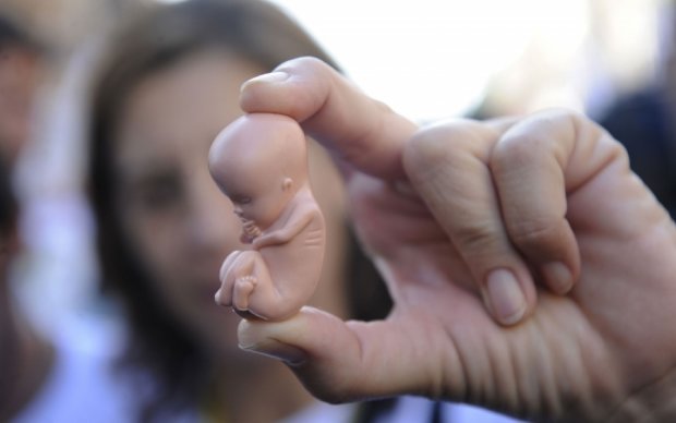 Украинок хотят лишить права на аборт