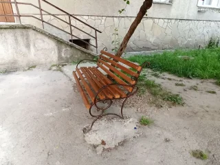 Лавочка у подъезда многоэтажки