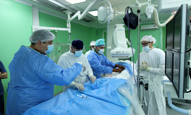 Днепровские медики спасают жизнь героя: попал под обстрел головорезов Путина, молится вся Украина