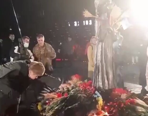 Пенсіонер, який збирає хліб під меморіалом жертвам Голодомору шокував українців: "Для когось і зараз..."