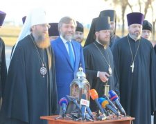 Митрополит Антоній і меценат Новинський привезли в Україну Благодатний вогонь