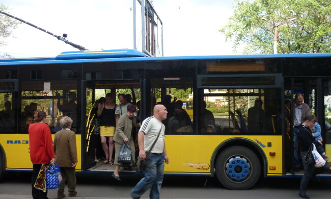 Київ онімів від жаху, людей розстріляли прямо в тролейбусі: що відомо