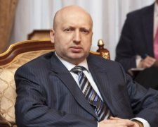 Пока украинцы экономят на всем, Турчинов и Ко порадовали себя премиями