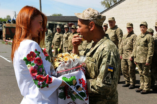 Защитники Украины, в перерыве между службой, сделали себя счастливыми: "Андрей понравился с первого взгляда...", нежные фото