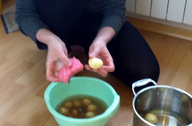 Как быстро почистить молодой картофель, скриншот: YouTube