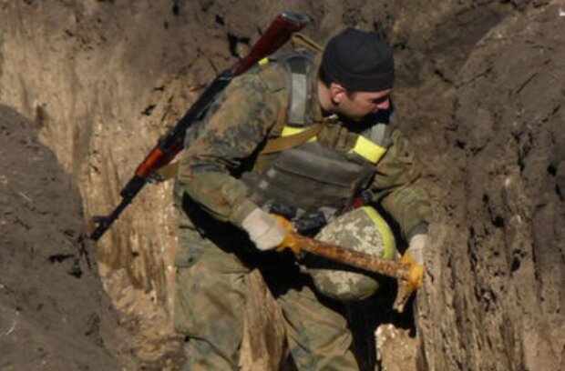 Військовий експерт стверджує, що навіть оборонні укріплення в Україні будуються через тендери: "Пиляють бабло і в х*й не дмуть"