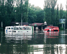 Из-за жуткого ливня пассажирский автобус ушел под воду: видео