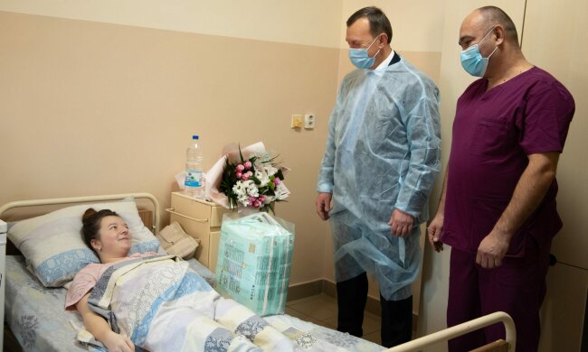 Мэр Ужгорода Андреев поздравил самую счастливую мамочку: рождественский "комплект" ангелочков