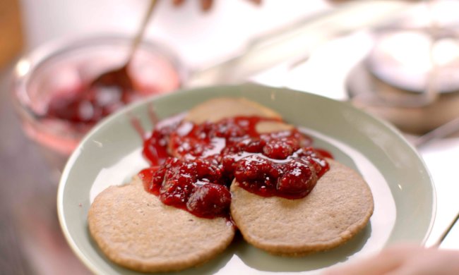 Швидкі панкейки з малиною і медом: рецепт смачного сніданку