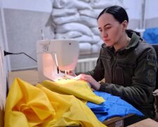 Нацгвардейка Мария вне службы шьет флаги Украины