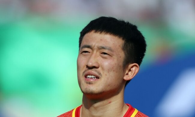 Дружина китайського футболіста просить виключити її чоловіка зі збірної за зраду
