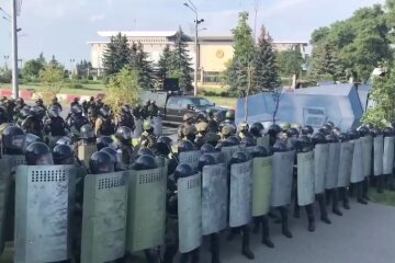 Масові акції продовжуються у Білорусі, протестувальники підійшли до резиденції Лукашенка