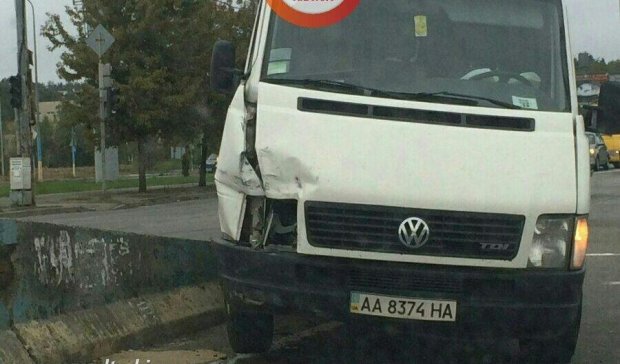 Серьезное ДТП в Киеве: Volkswagen врезался в отбойник